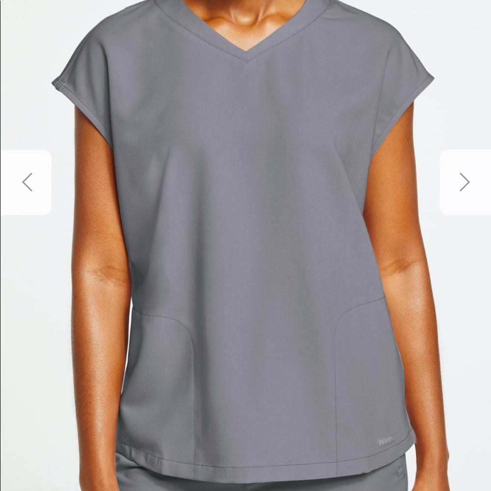 COPY - NWT Jaanuu 2-pocket Cap Sleeve Scrub Top